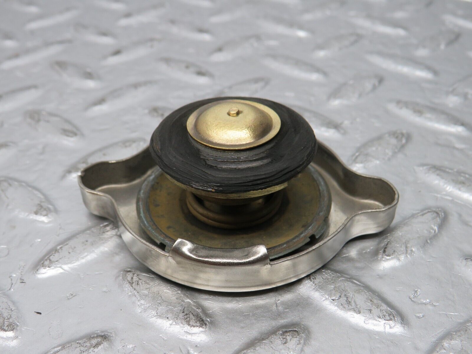 31072 Mercedes-Benz W123 200D Radiator Cap Behr 1235010015