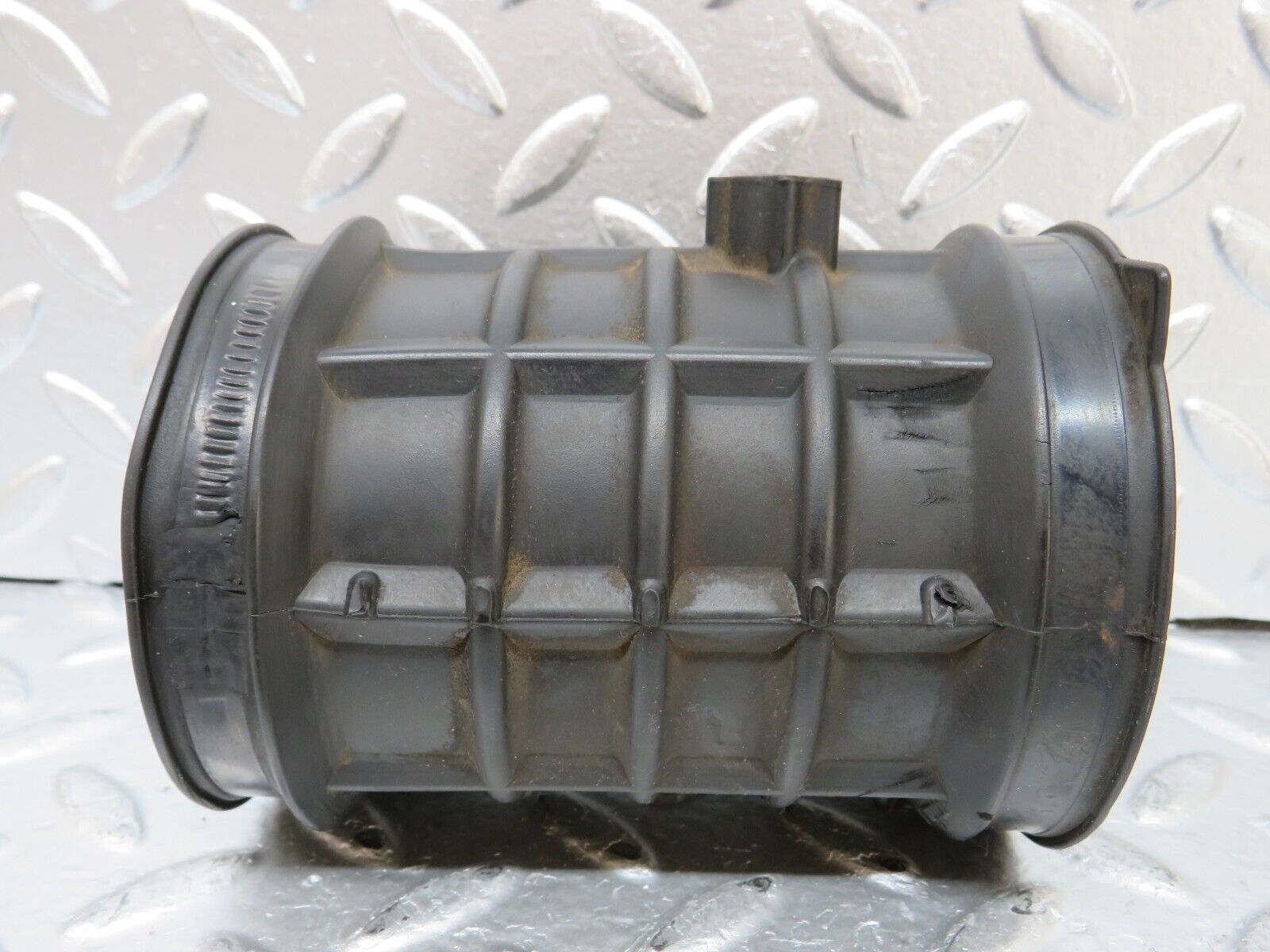 25840 Mercedes-Benz W124 280E Air Intake Pipe 1041410990