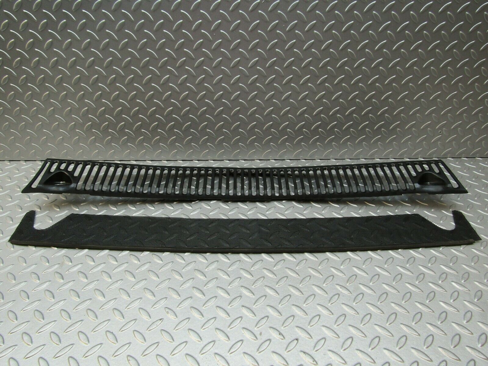 3344 Mercedes-Benz W115 220D External Air Ventilation Grille