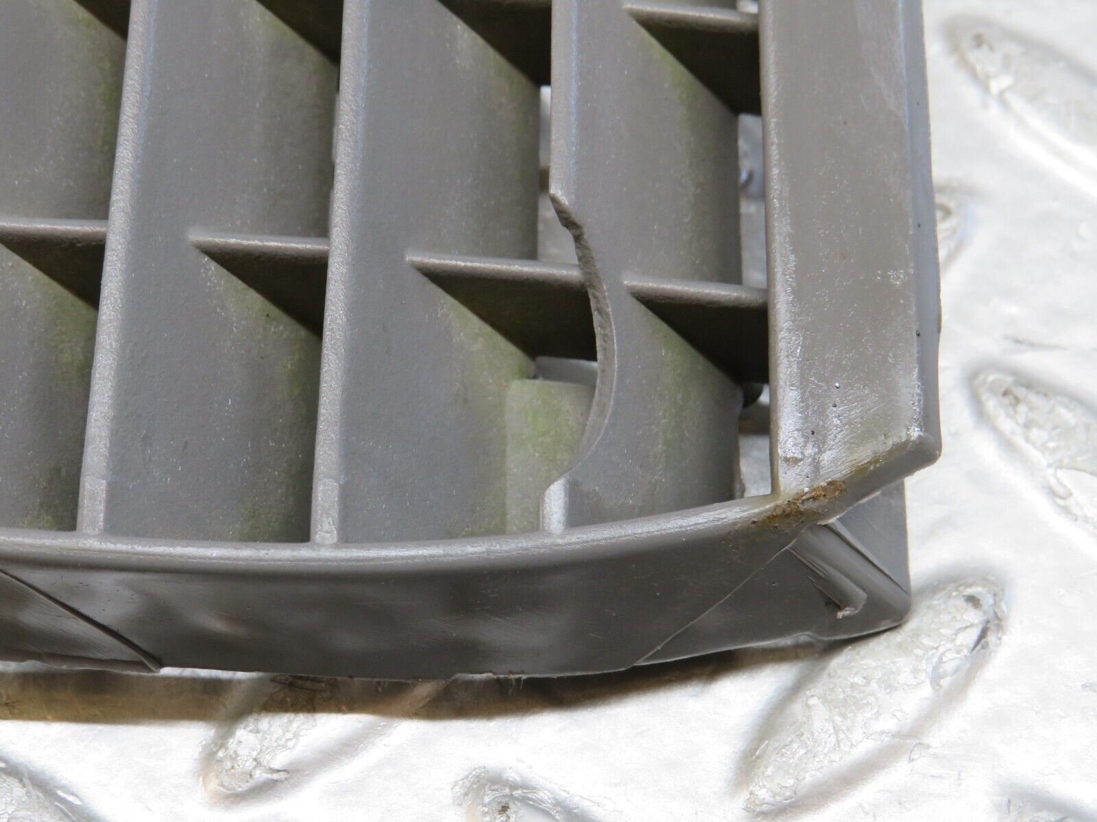 36501 Mercedes-Benz W201 190E 2.0L Bonnet Grill 2018880223