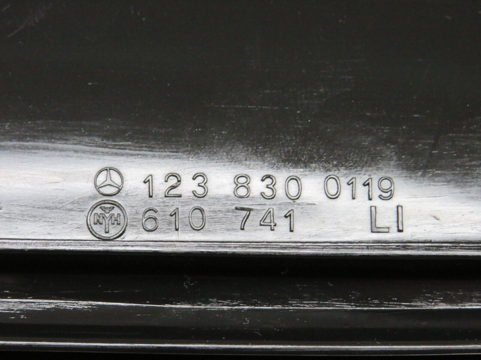 28594 Mercedes-Benz W123 230E Air Duct Vent Left And Right