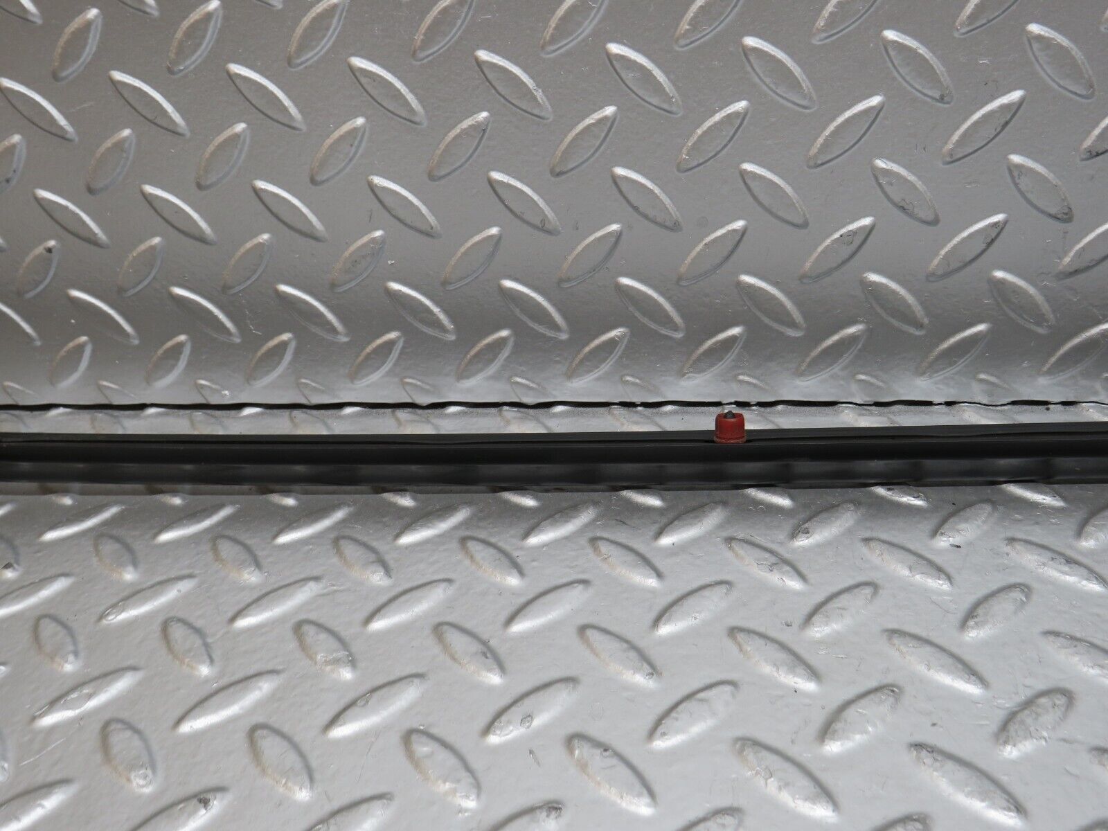 27959 Mercedes-Benz W123 280E Rear Left Fender Wing Centre Moulding Trim