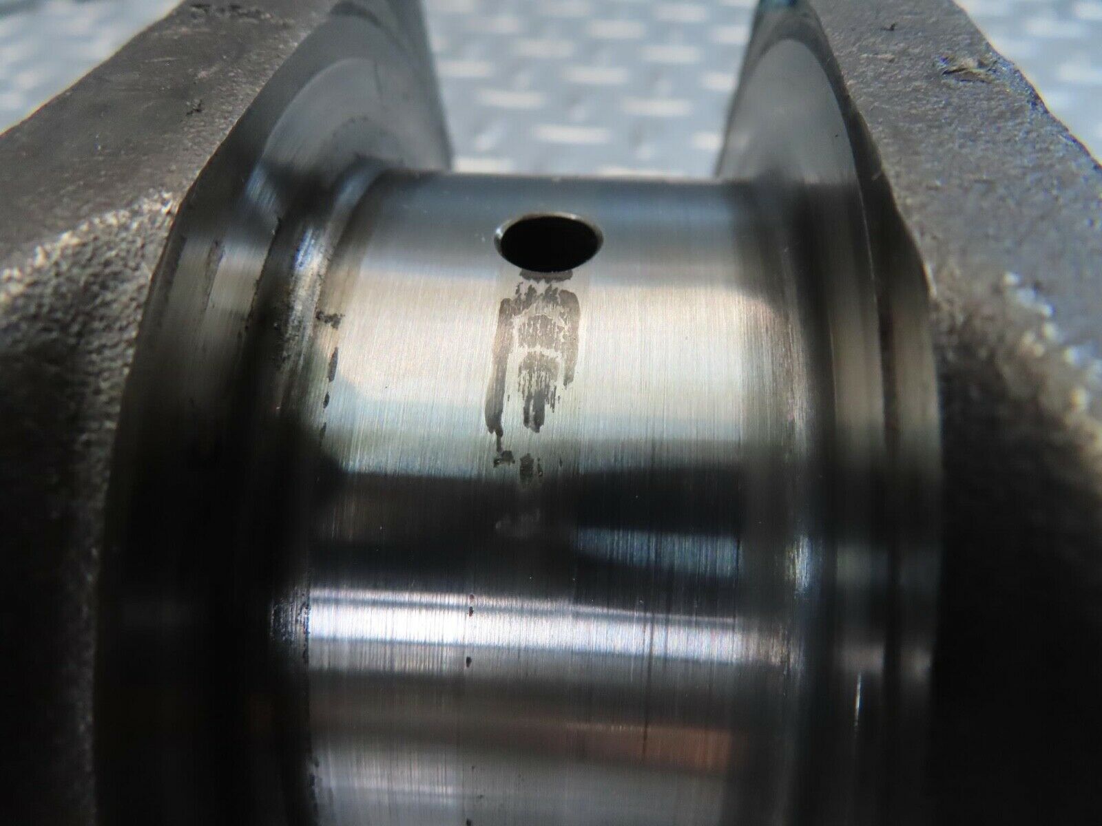 10999 Mercedes-Benz W115 220D Crankshaft OM615