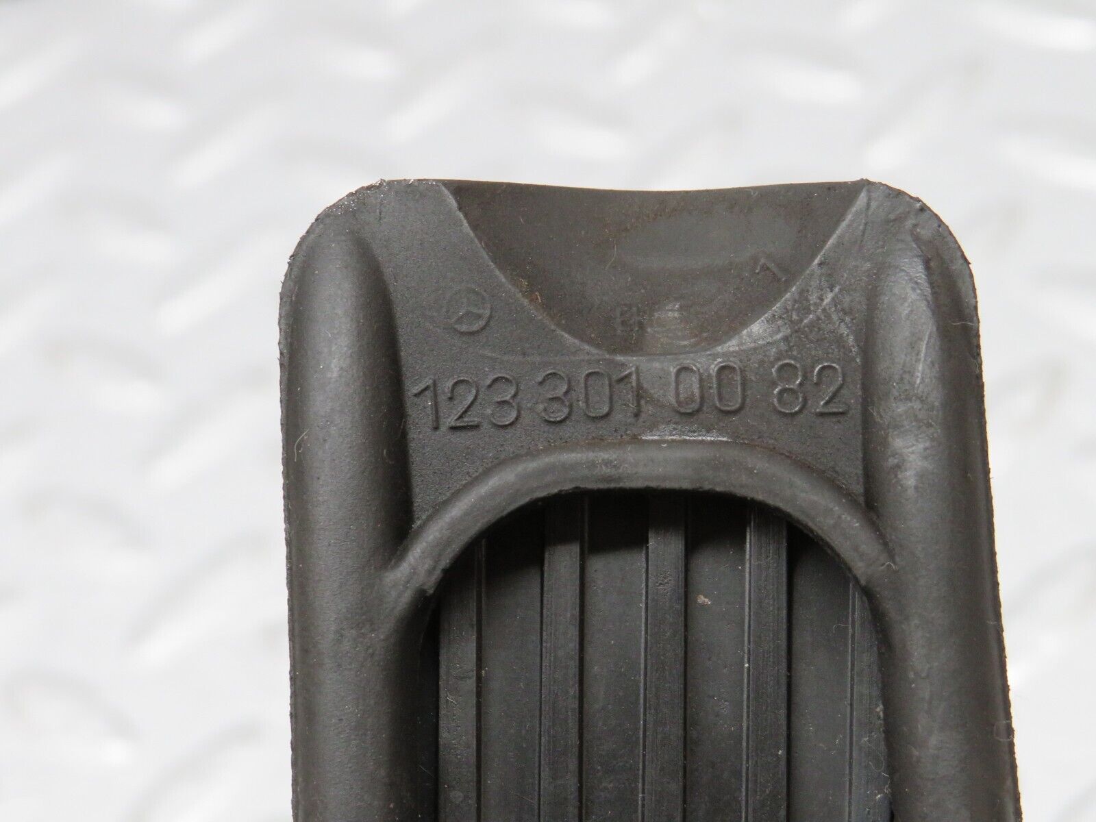 34095 Mercedes-Benz W124 260E Accelerator Pedal & Rubber 1233010082 1263000504
