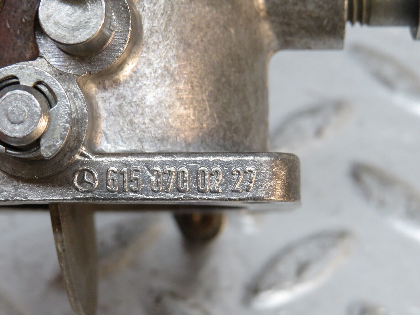 0331 Mercedes-Benz W123 220D Throttle Body 6150700227