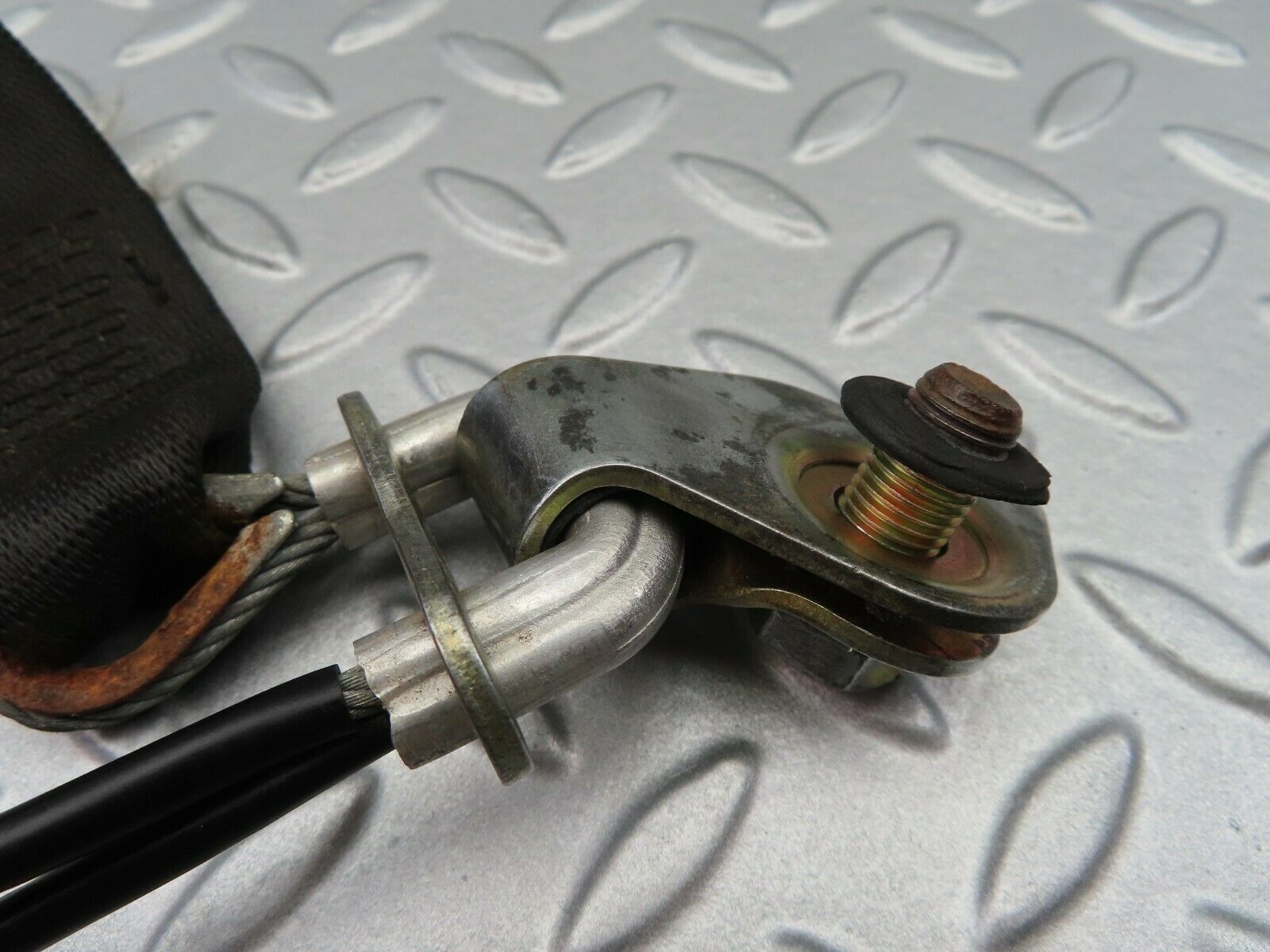 6778 Mercedes-Benz S124 E220 Wagon Rear Middle Seat Belt Assembly Buckle