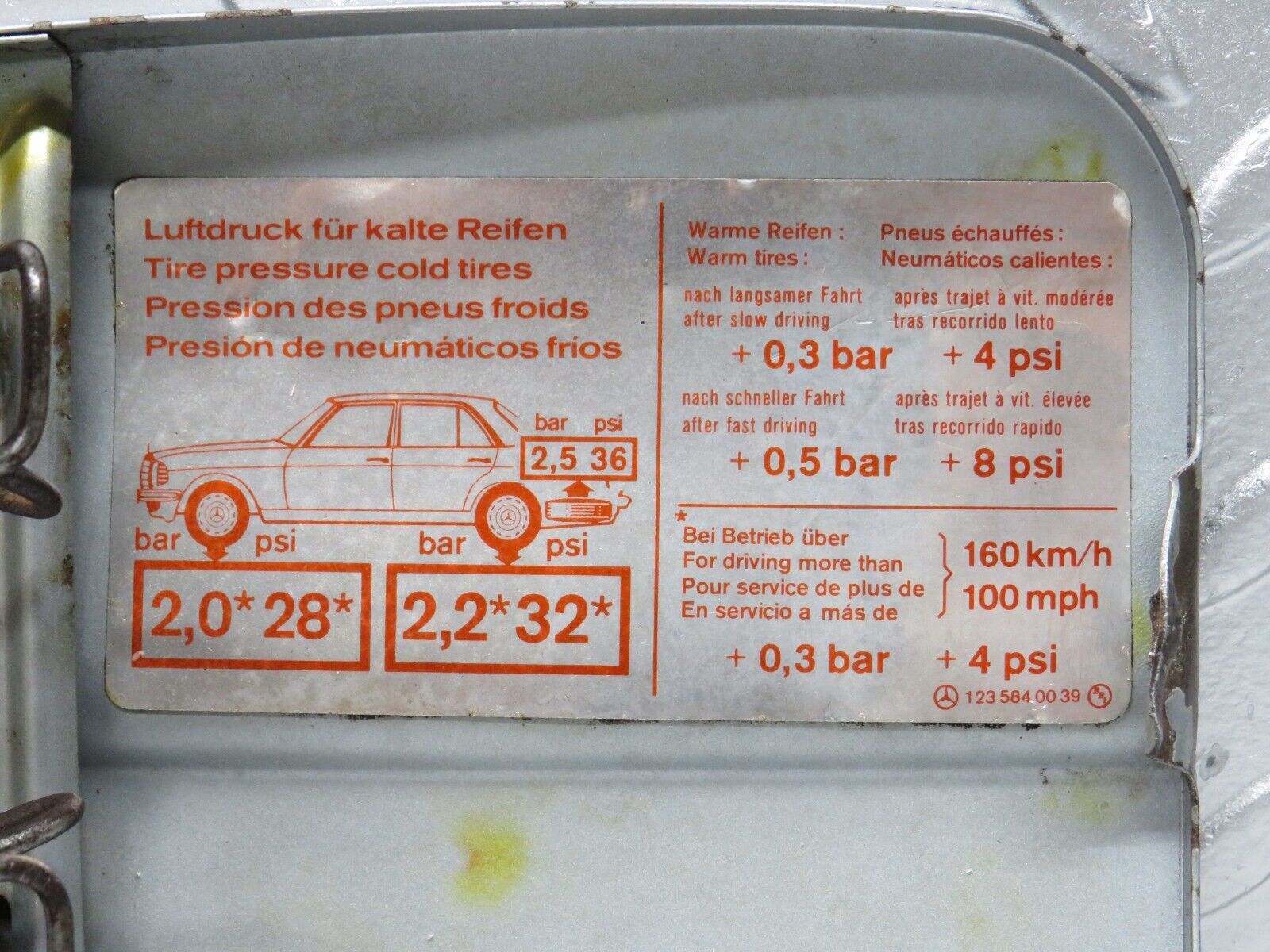 32064 Mercedes-Benz W123 230E Fuel Tank Flap Cap 1235840039