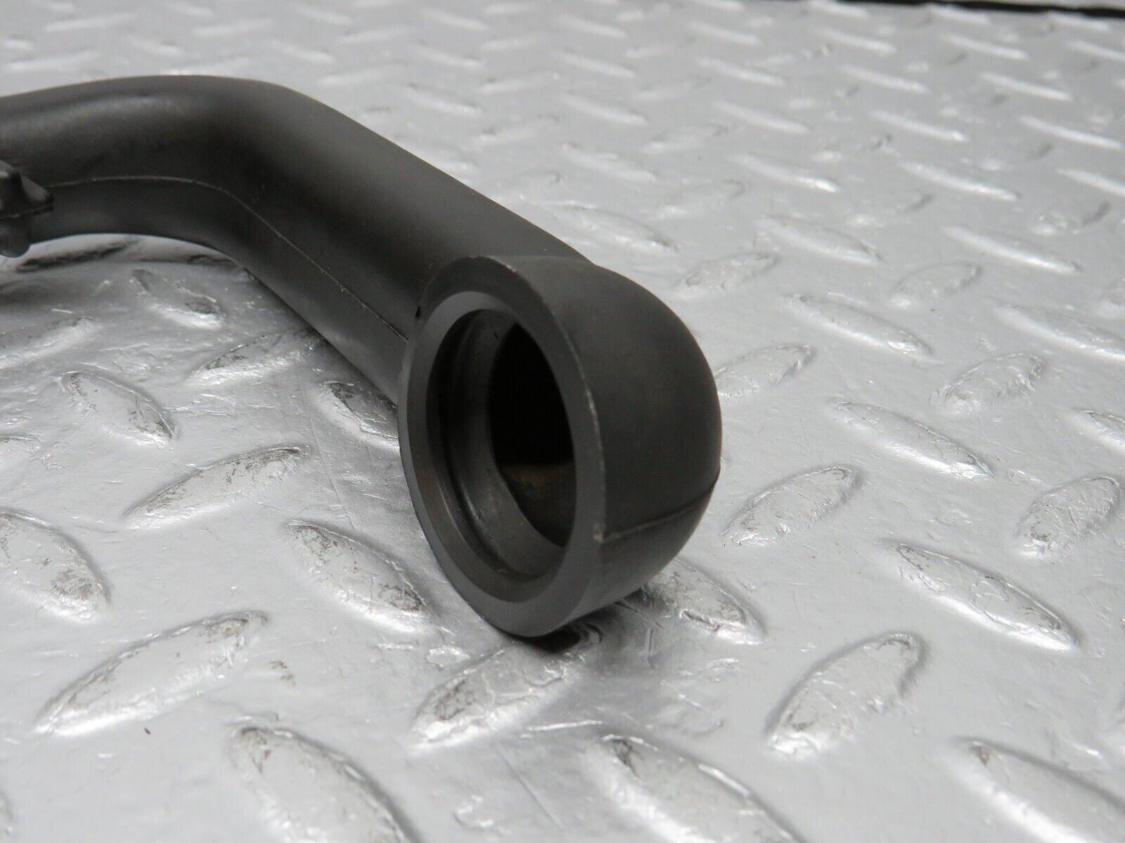 38886 Mercedes-Benz W201 190E 2.6L Crankcase Breather Pipe 1030941982