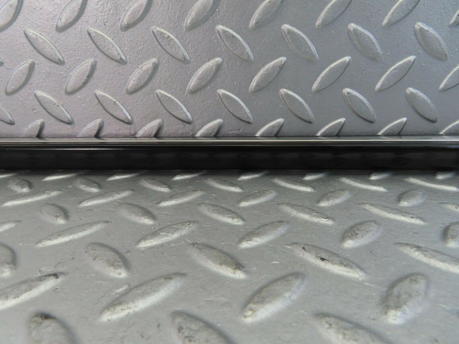 10239 Mercedes-Benz W123 Front Left Door Centre Moulding Trim