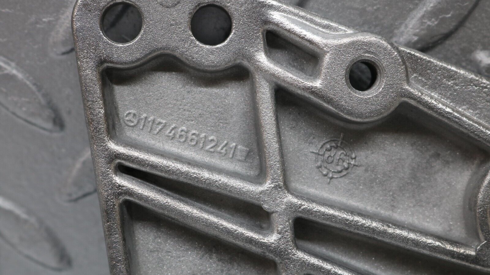 37251 Mercedes-Benz C126 420SEC Coupe Power Steering Pump Bracket 1174661241