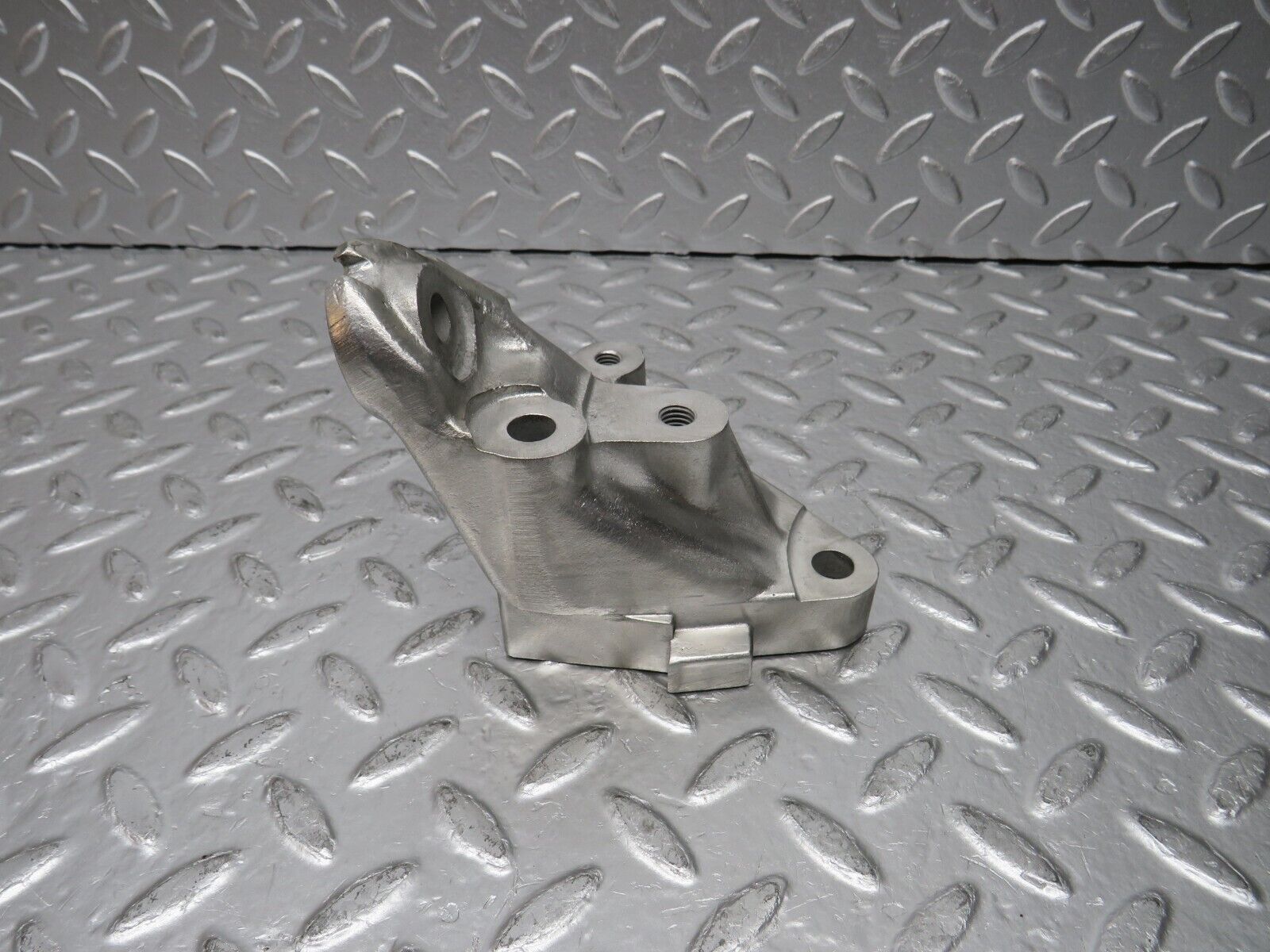 30546 Mercedes-Benz W124 230E Engine Mount Bracket Left Side 1022234104