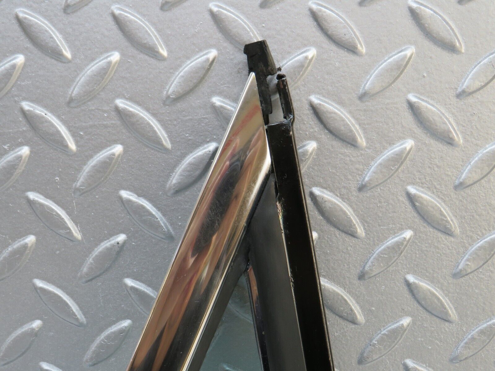 37518 Mercedes-Benz W109 300SEL Front Left Quarter Window Glass