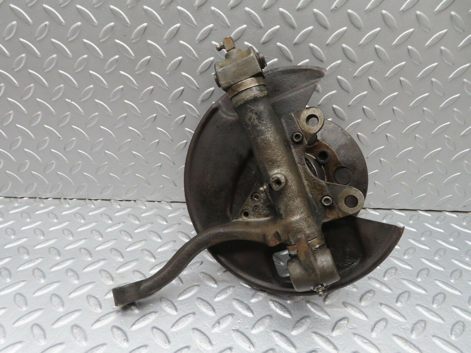 12990 Mercedes-Benz W111 220SE Front Left Wheel Hub