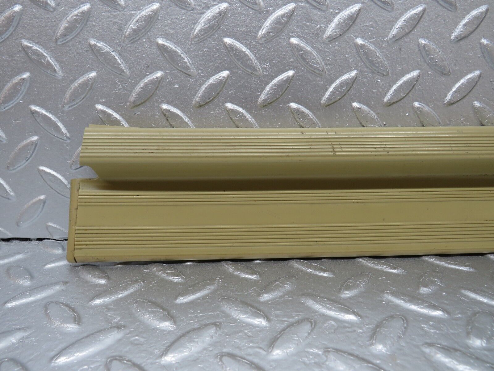 33981 Mercedes-Benz W124 260E Rear Left Door Sill Beige