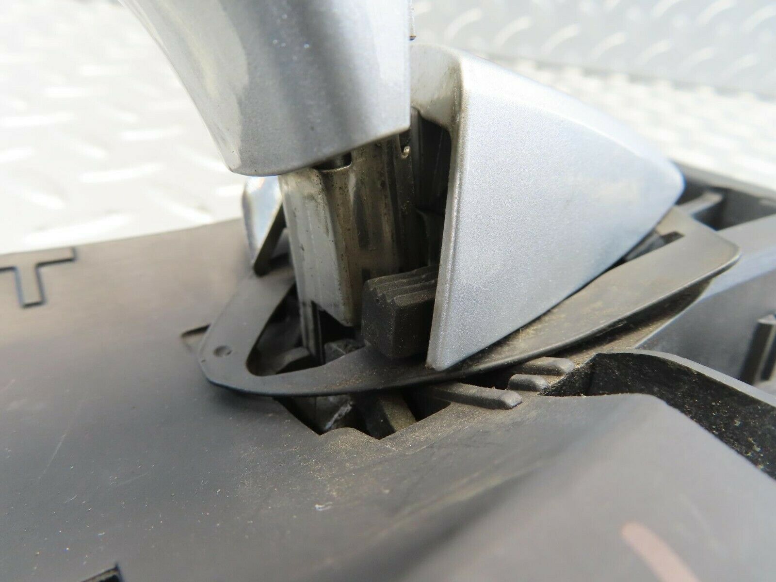 11172 Mercedes-Benz W221 S320 Front Left Door Handle 2217601334