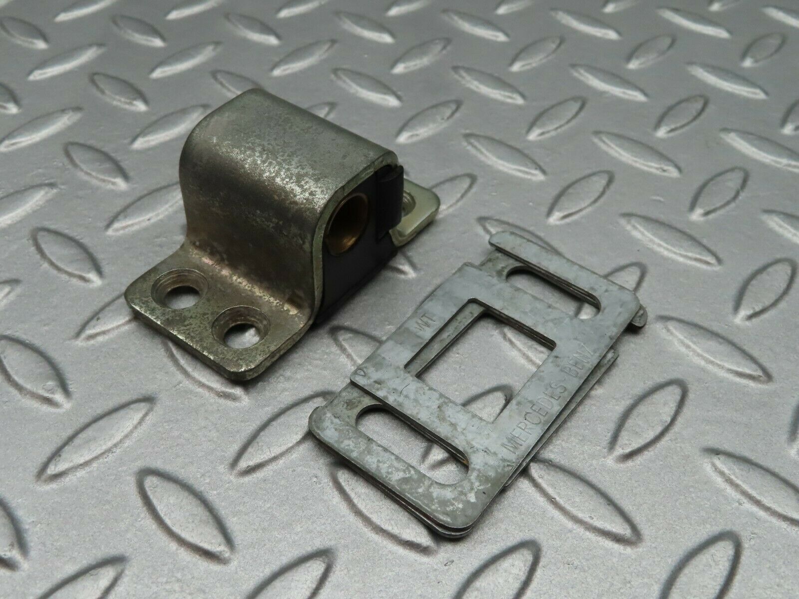 3721 Mercedes-Benz S123 200T Wagon Door Lock Latch Right Side