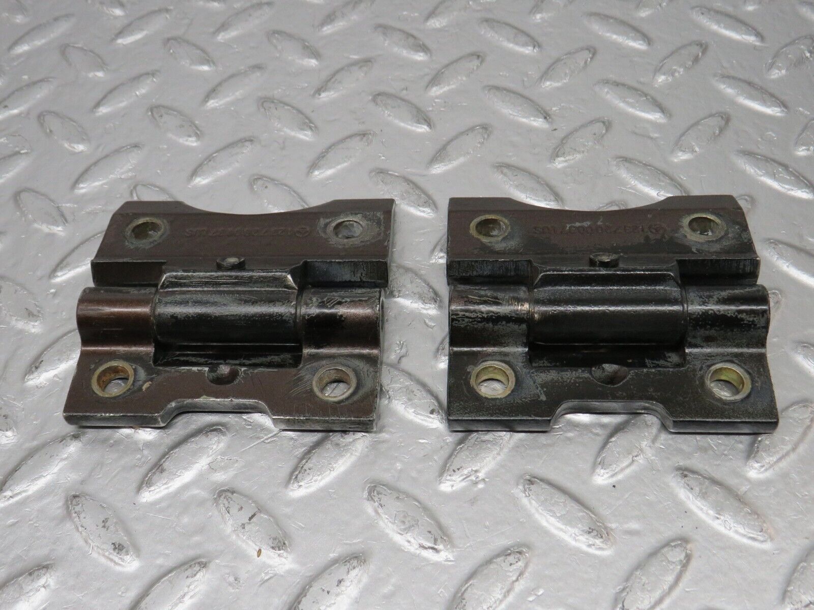 34321 Mercedes-Benz C126 380SEC Coupe Door Hinge Pair 1237200037