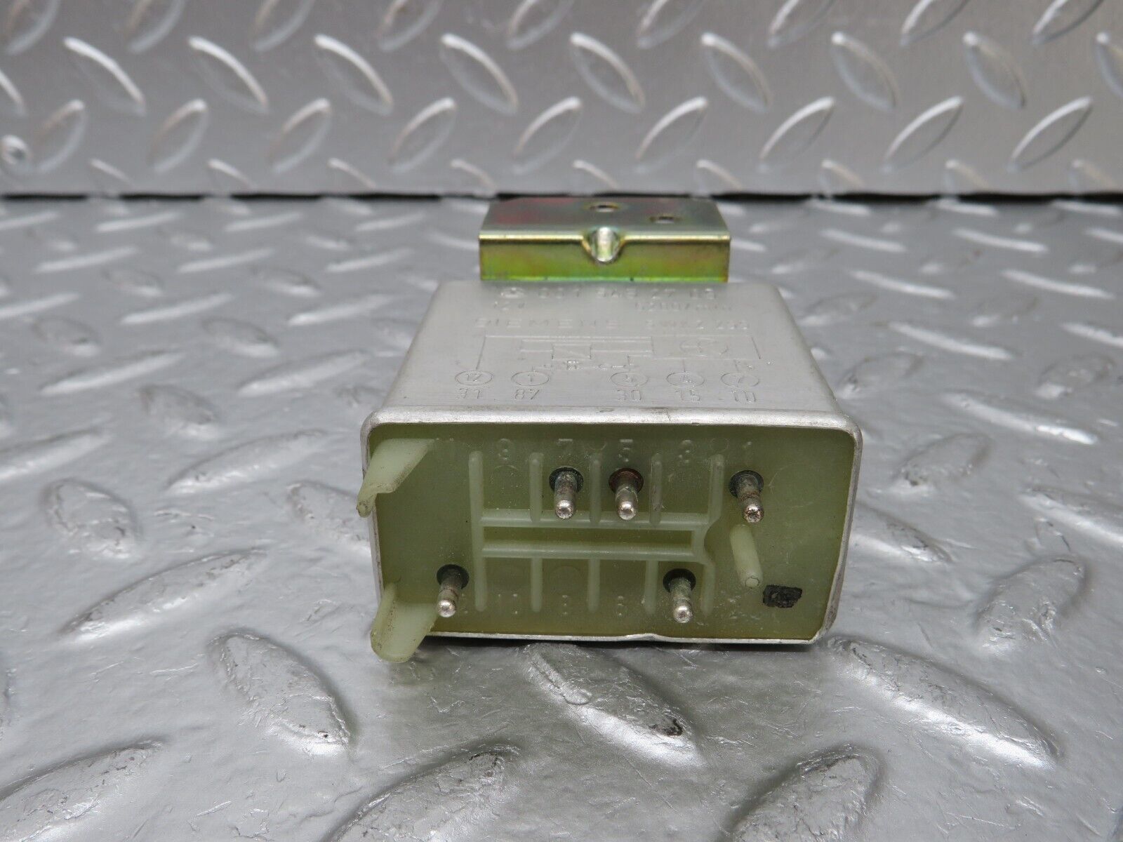 25514 Mercedes-Benz W123 200 Fuel Pump Relay 0015452705