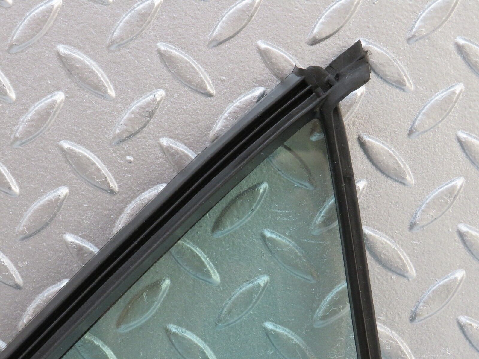 33259 Mercedes-Benz W202 C180 Rear Left Quarter Window Glass 2027350124