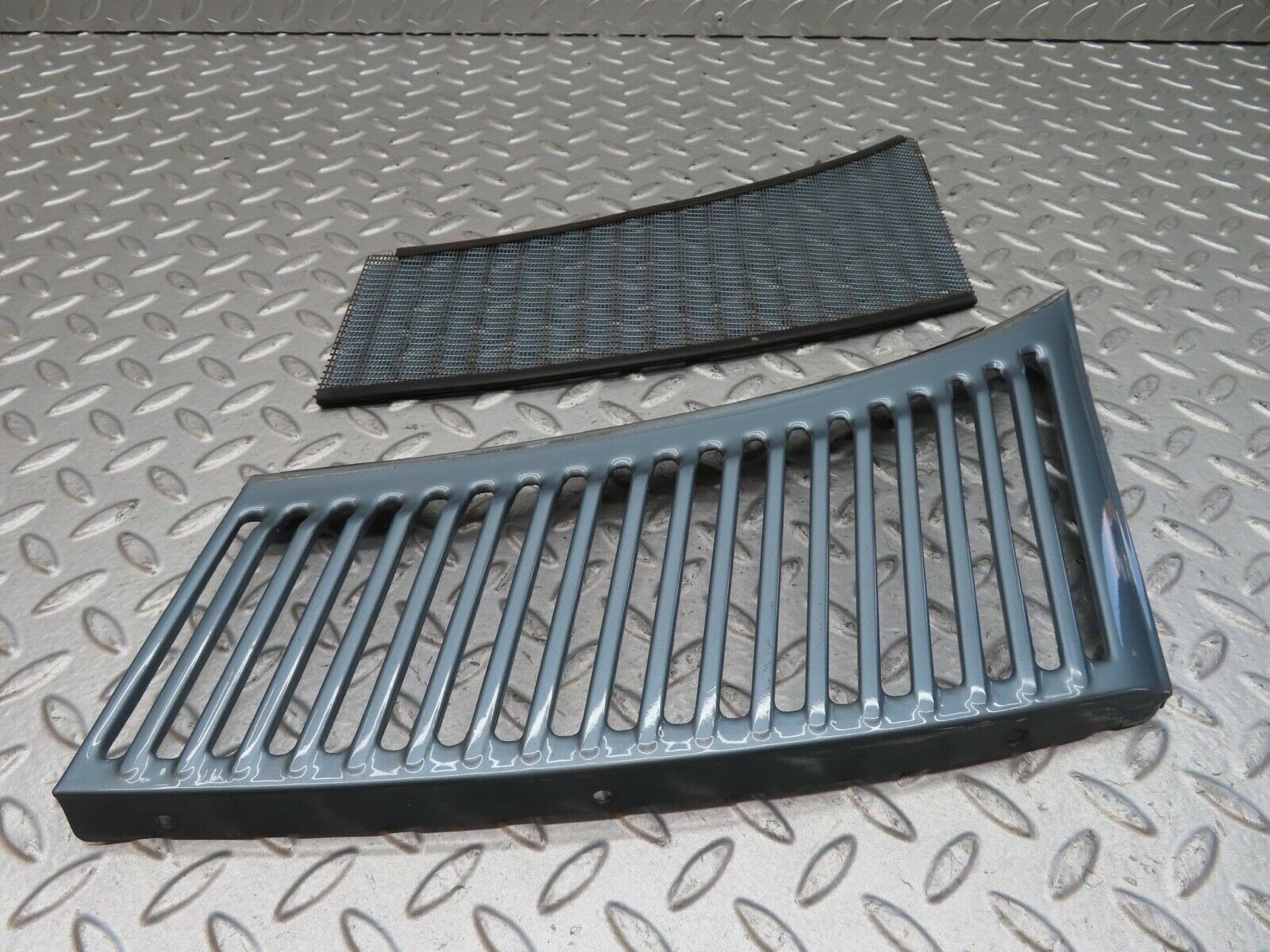 13920 Mercedes-Benz C107 280SLC Air Intake Grill Left Side