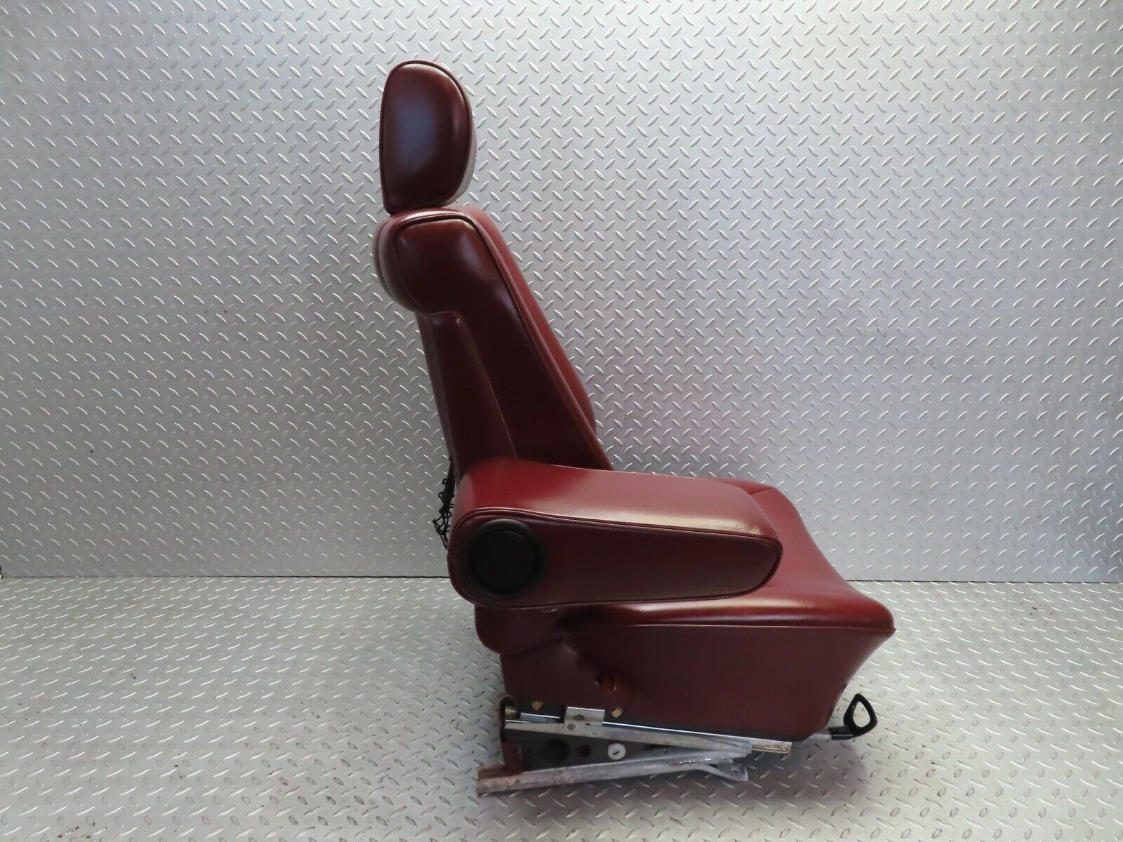 21532 Mercedes-Benz W126 300SE Front Left Seat Red Leather 1269102650