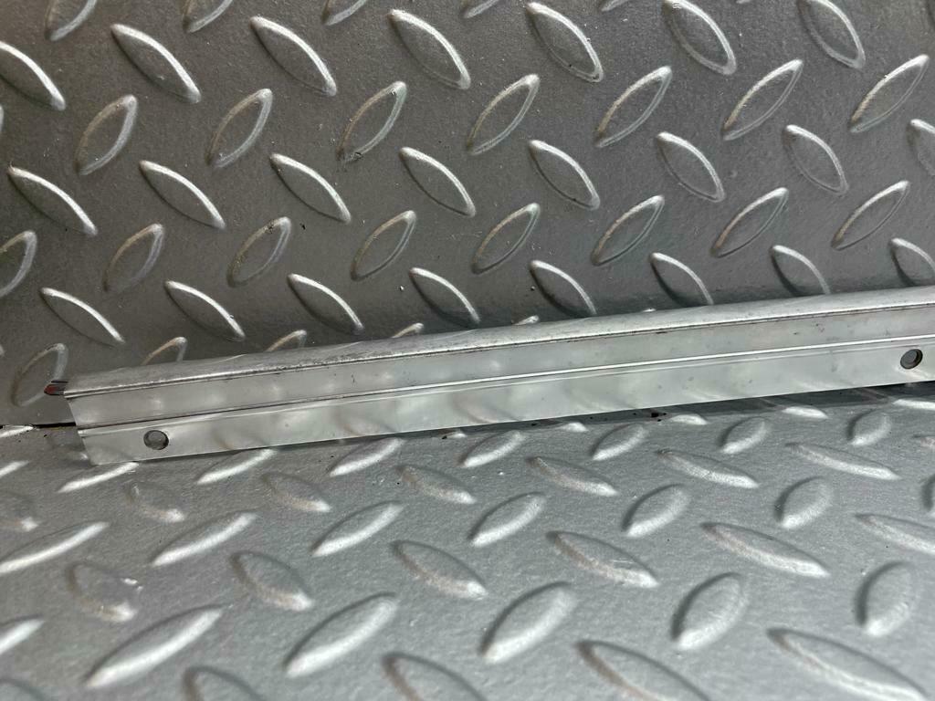 0037 Mercedes-Benz W116 Roof Chrome Trim Middle