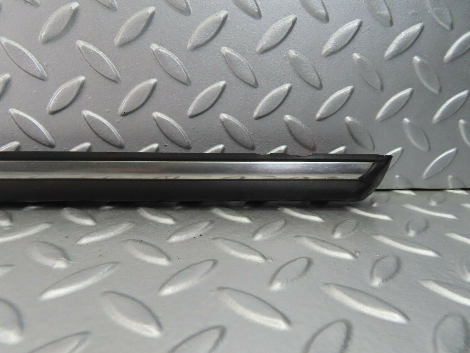 7252 Mercedes-Benz W116 450SE Centre Door Chrome Trim Front Right