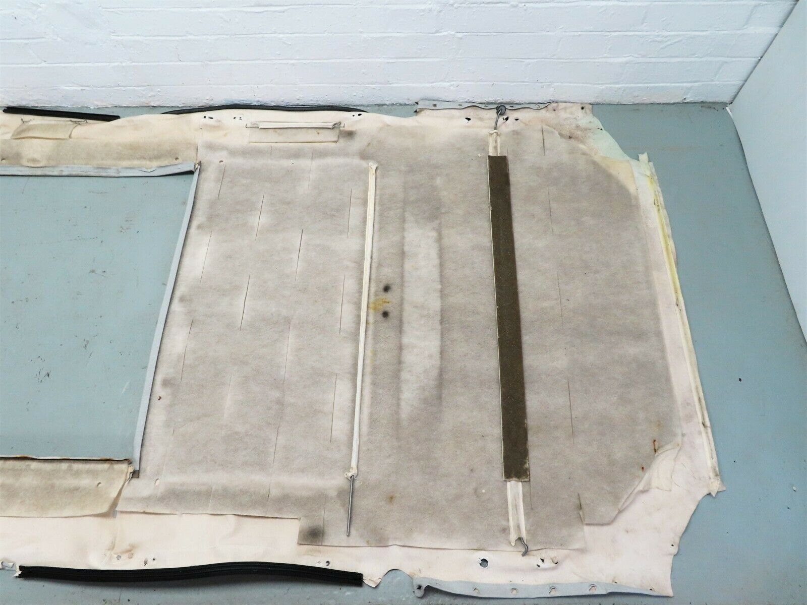 6720 Mercedes-Benz S124 E220 Wagon Roof Headlining