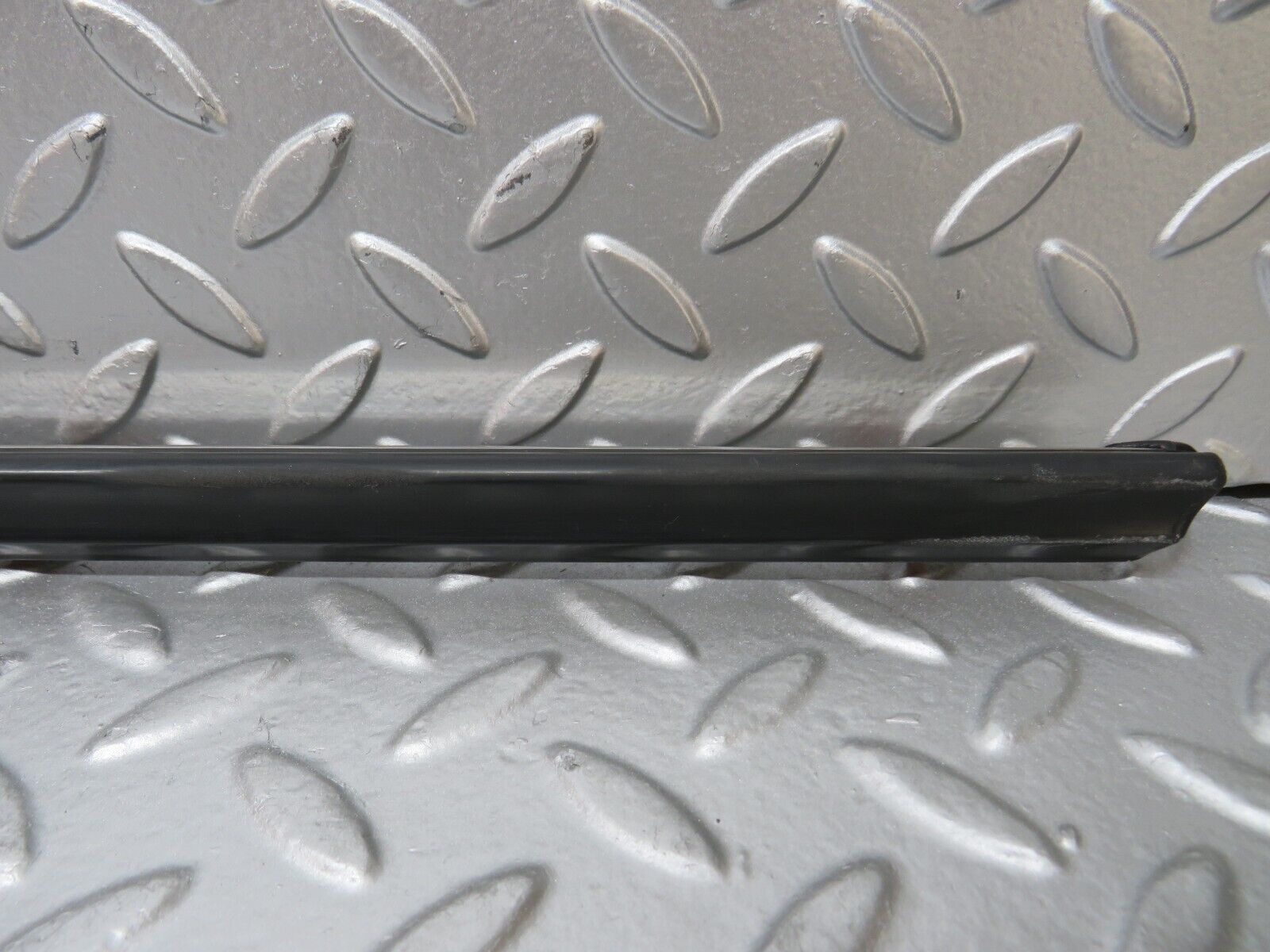 27895 Mercedes-Benz W123 280E Front Left Door Centre Moulding Trim