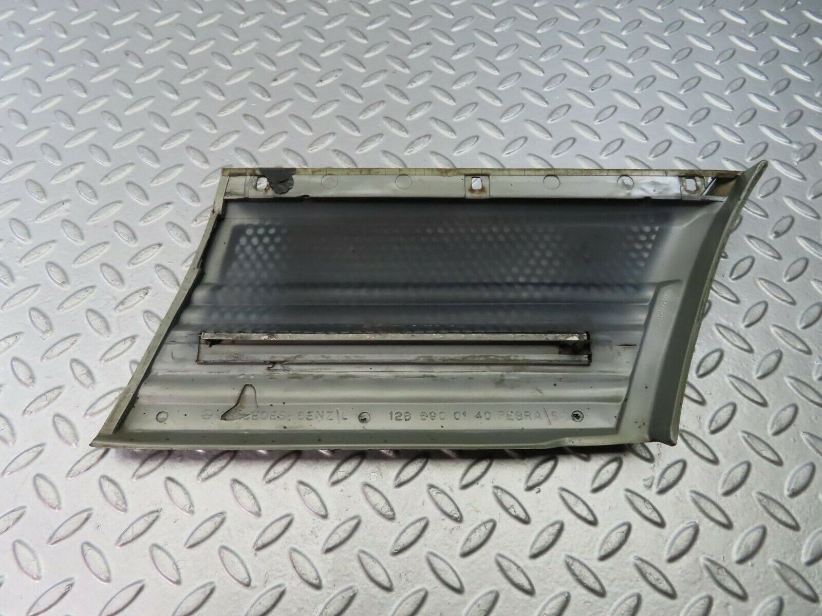 9073 Mercedes-Benz W126 Front Left Fender Wing Moulding Trim 1266902140