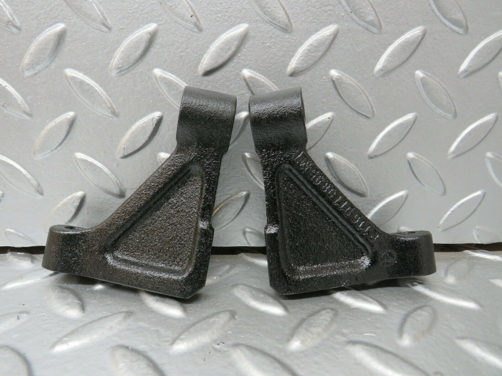 23905 Mercedes-Benz C107 450SL Engine Mount Bracket Pair 1160110895 1160110995