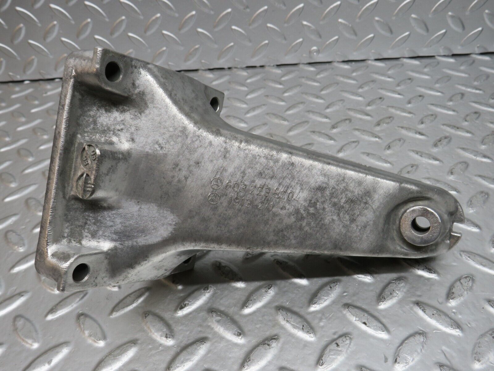 24832 Mercedes-Benz W140 S320 Engine Mount Bracket Left Side 6032235204