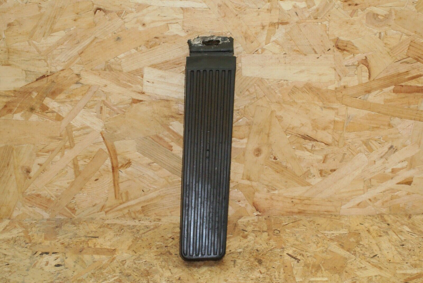 2384 Mercedes-Benz W123 280E Accelerator Pedal With Rubber Cover 1233010082