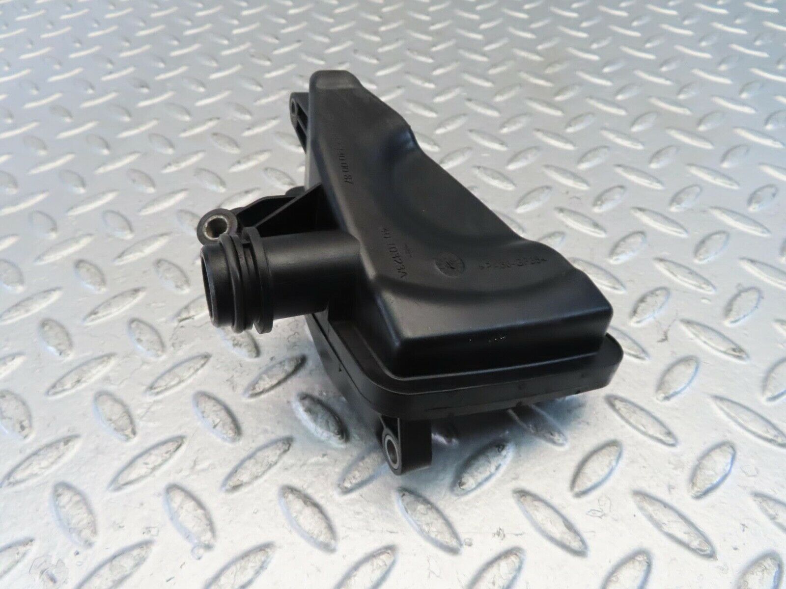 11221 Mercedes-Benz W221 S320 Air Intake Resonator Box 6421400087