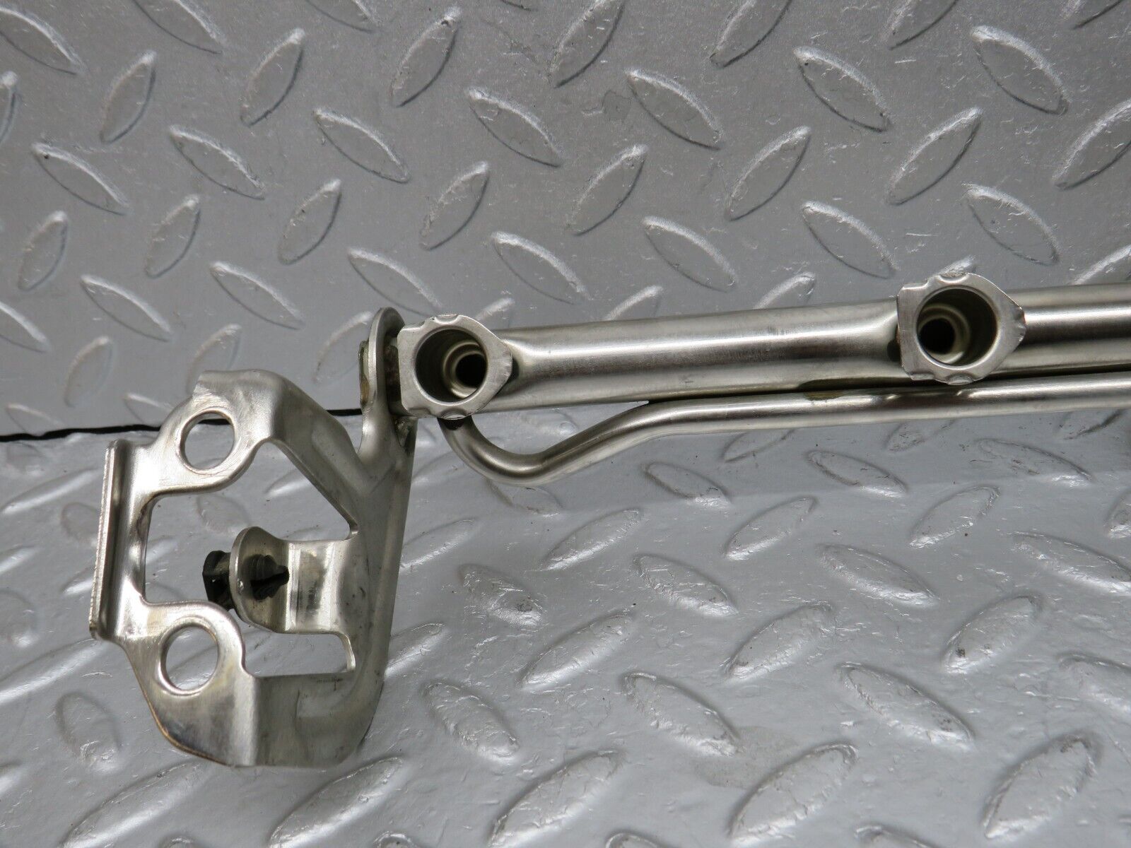 39441 Mercedes-Benz R129 320SL Coupe Fuel Injector Rail With Fuel Pressure Regulator 1040701395