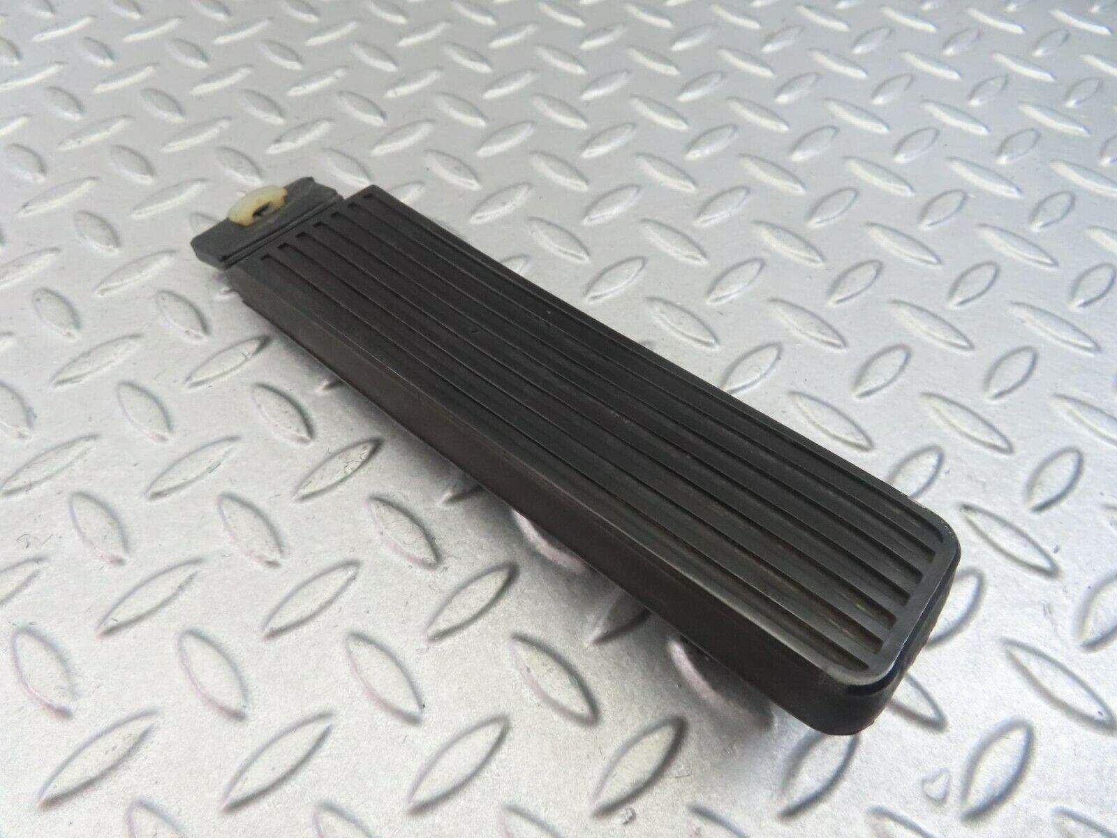 8318 Mercedes-Benz W116 Accelerator Pedal With Rubber 1163010082