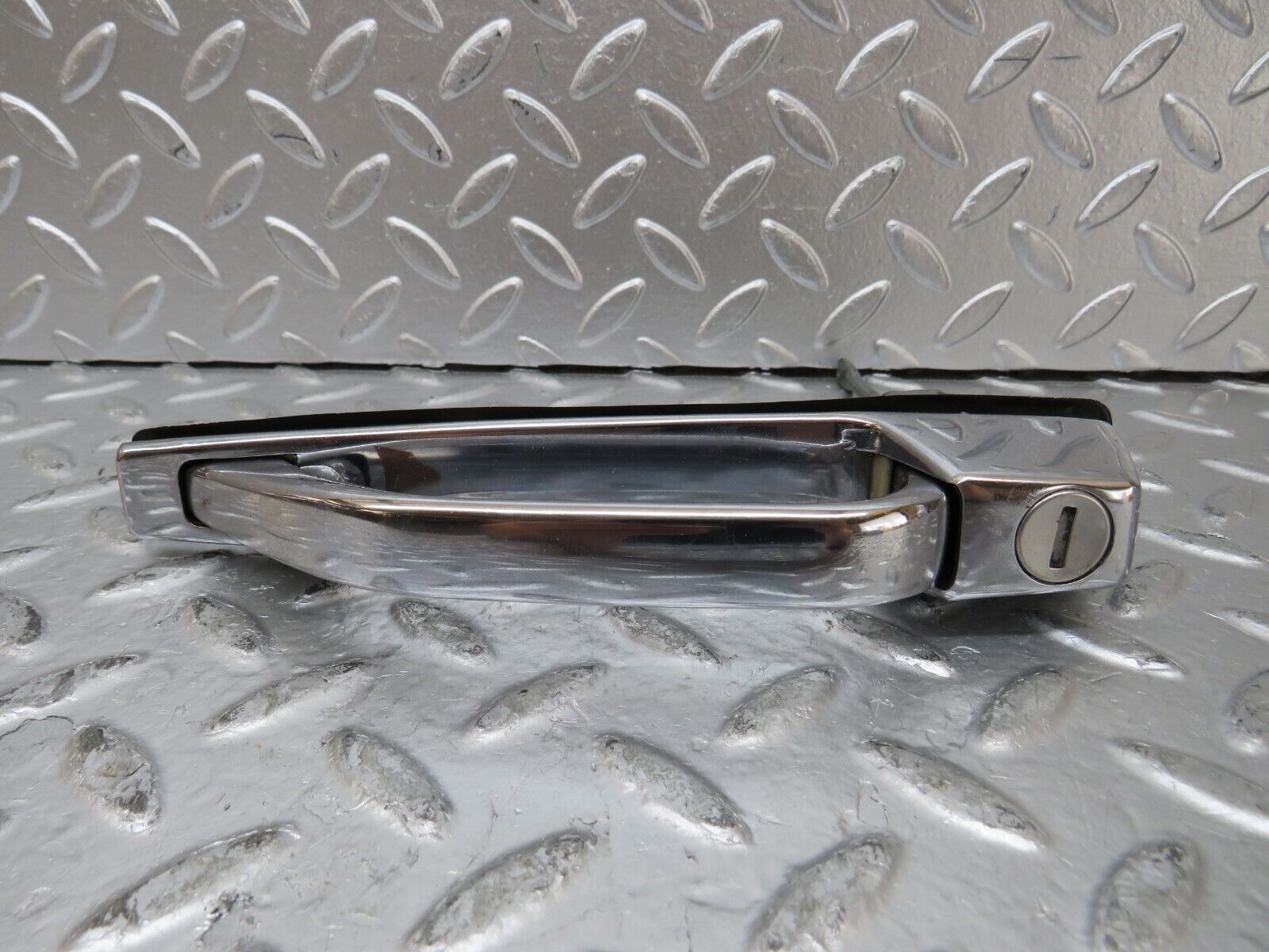 26083 Mercedes-Benz W116 450SE Chrome Door Handle Fr. Left No Key 1167600159