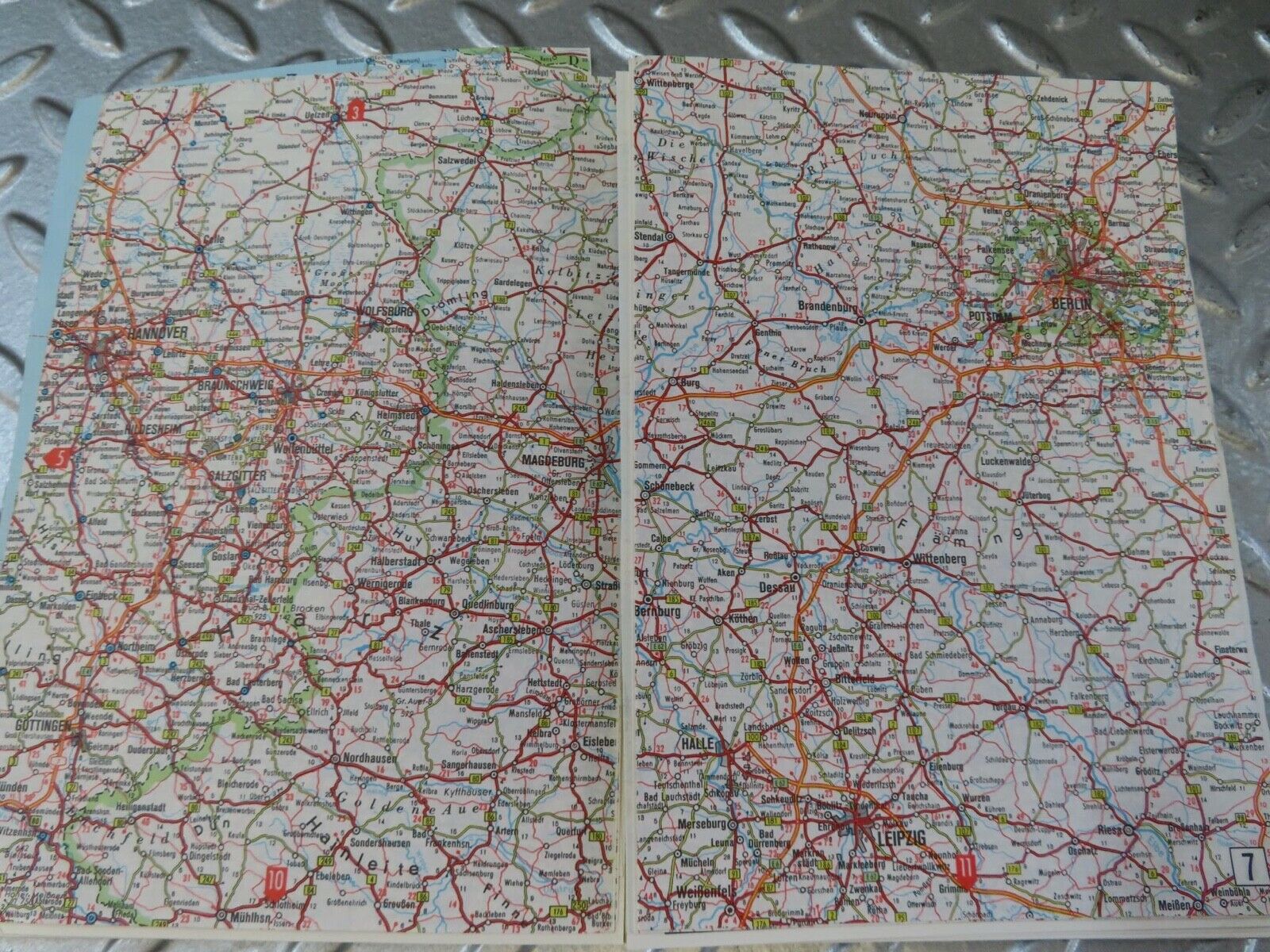 13105 Mercedes-Benz Service Stations Book Europa