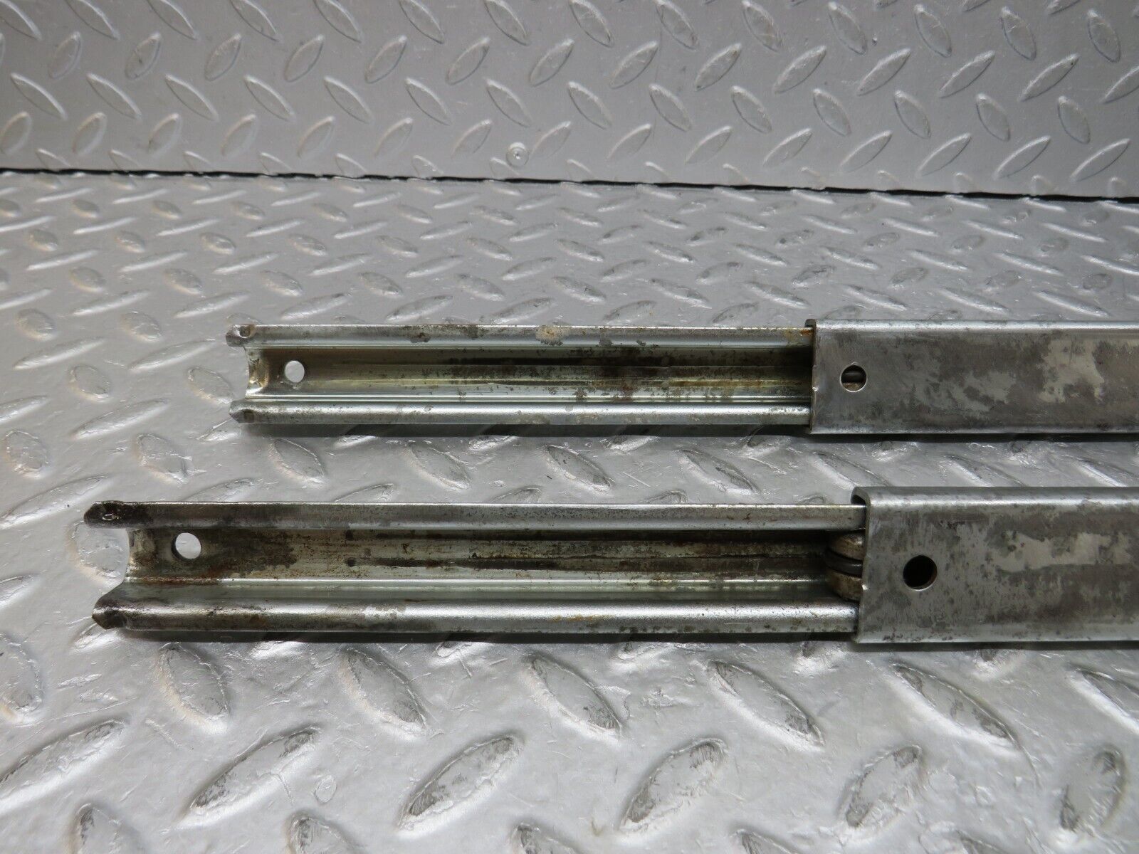 37082 Mercedes-Benz C126 420SEC Coupe Front Right Seat Rail Pair