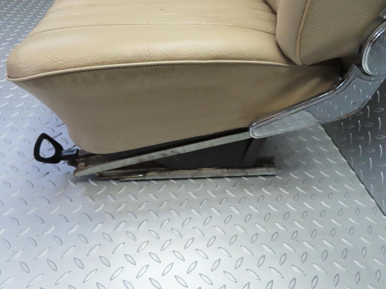 12507 Mercedes-Benz W108 280SE 3.5 Front Right Seat Cream