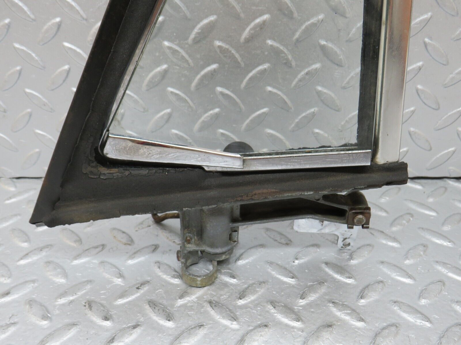 35798 Mercedes-Benz W108 Front Left Quarter Window