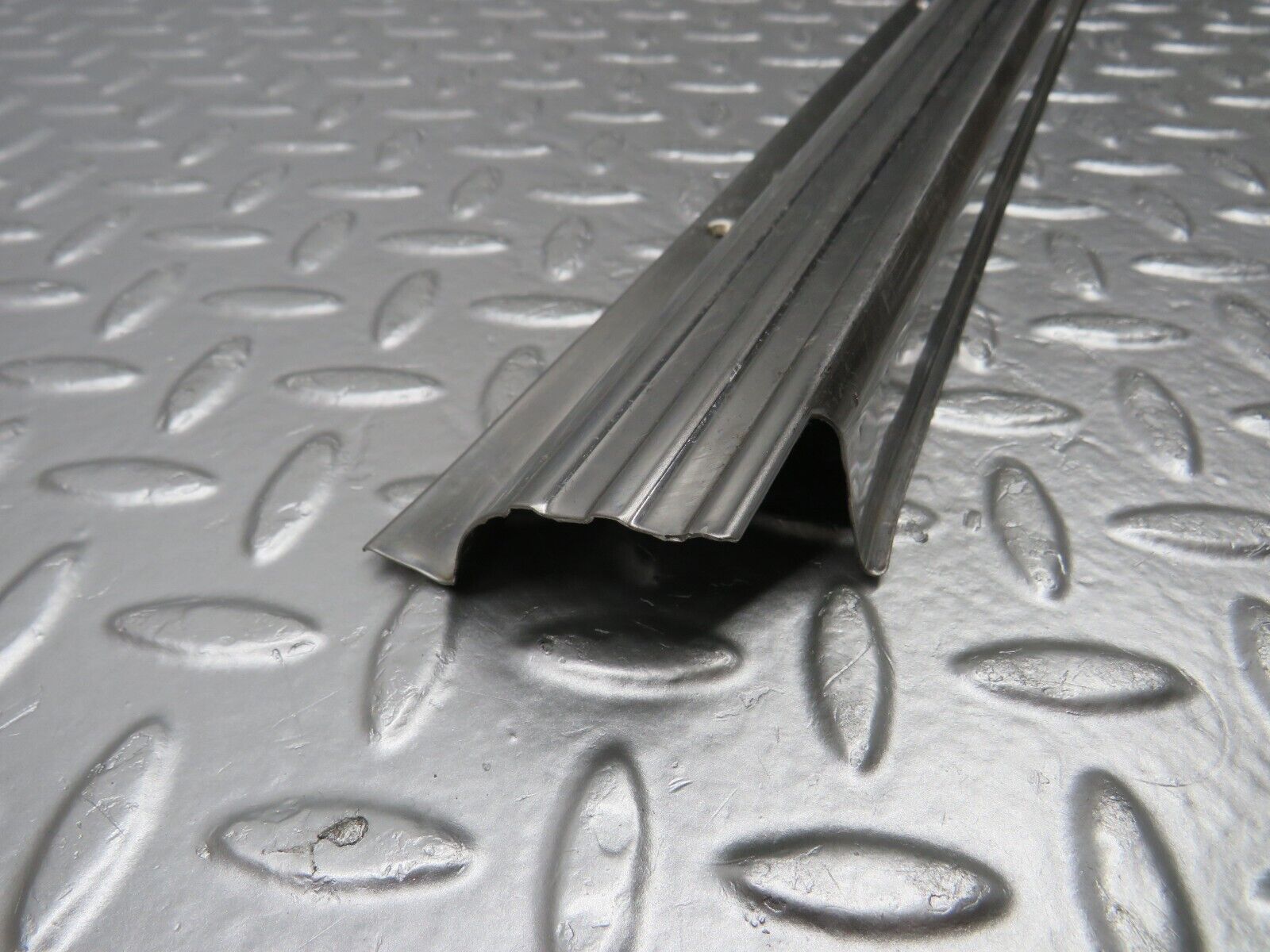 0844 Mercedes-Benz C107 350SLC Coupe Right Door Sill Chrome