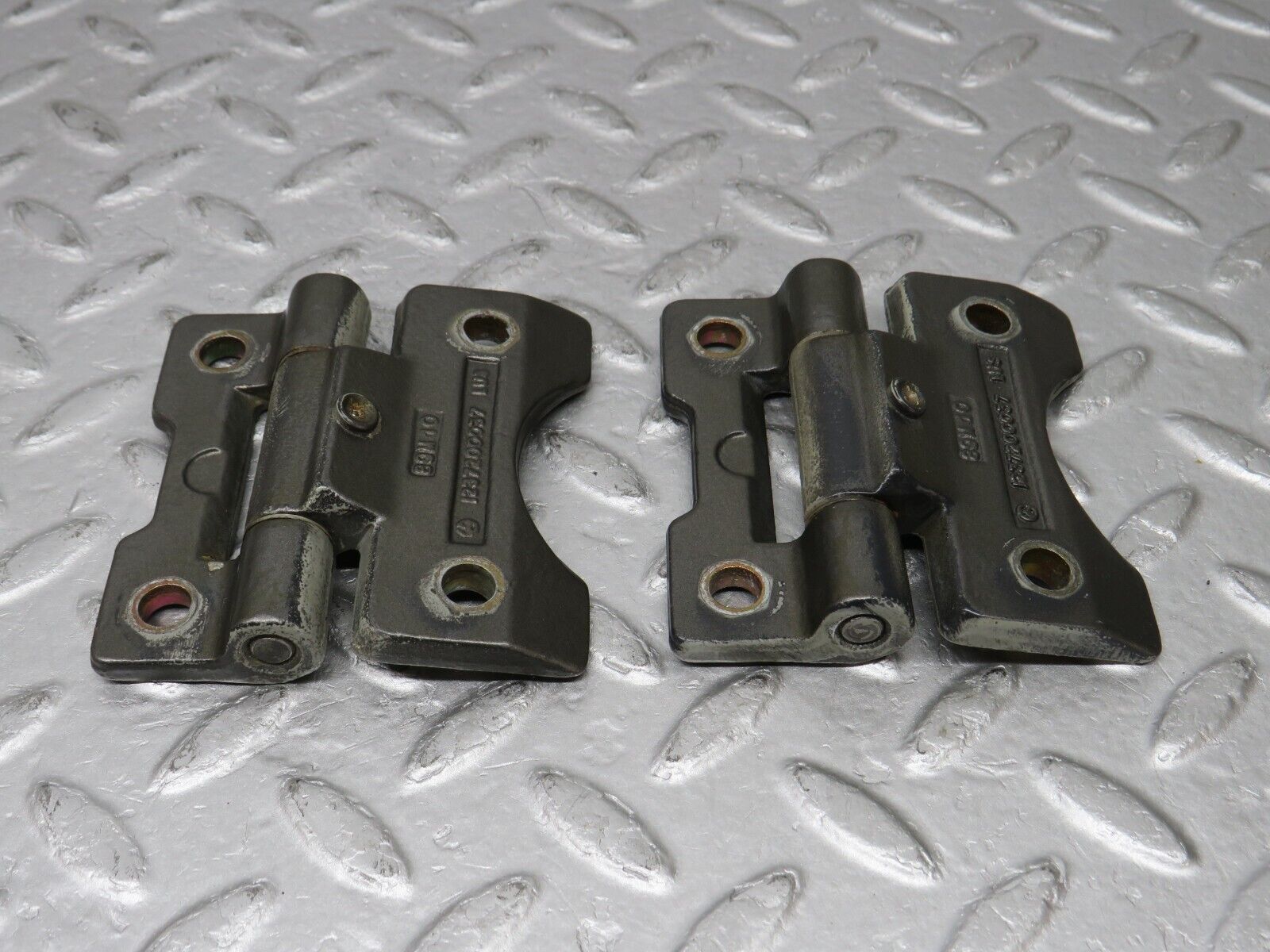 36072 Mercedes-Benz W126 420SE Door Hinge 1237200037