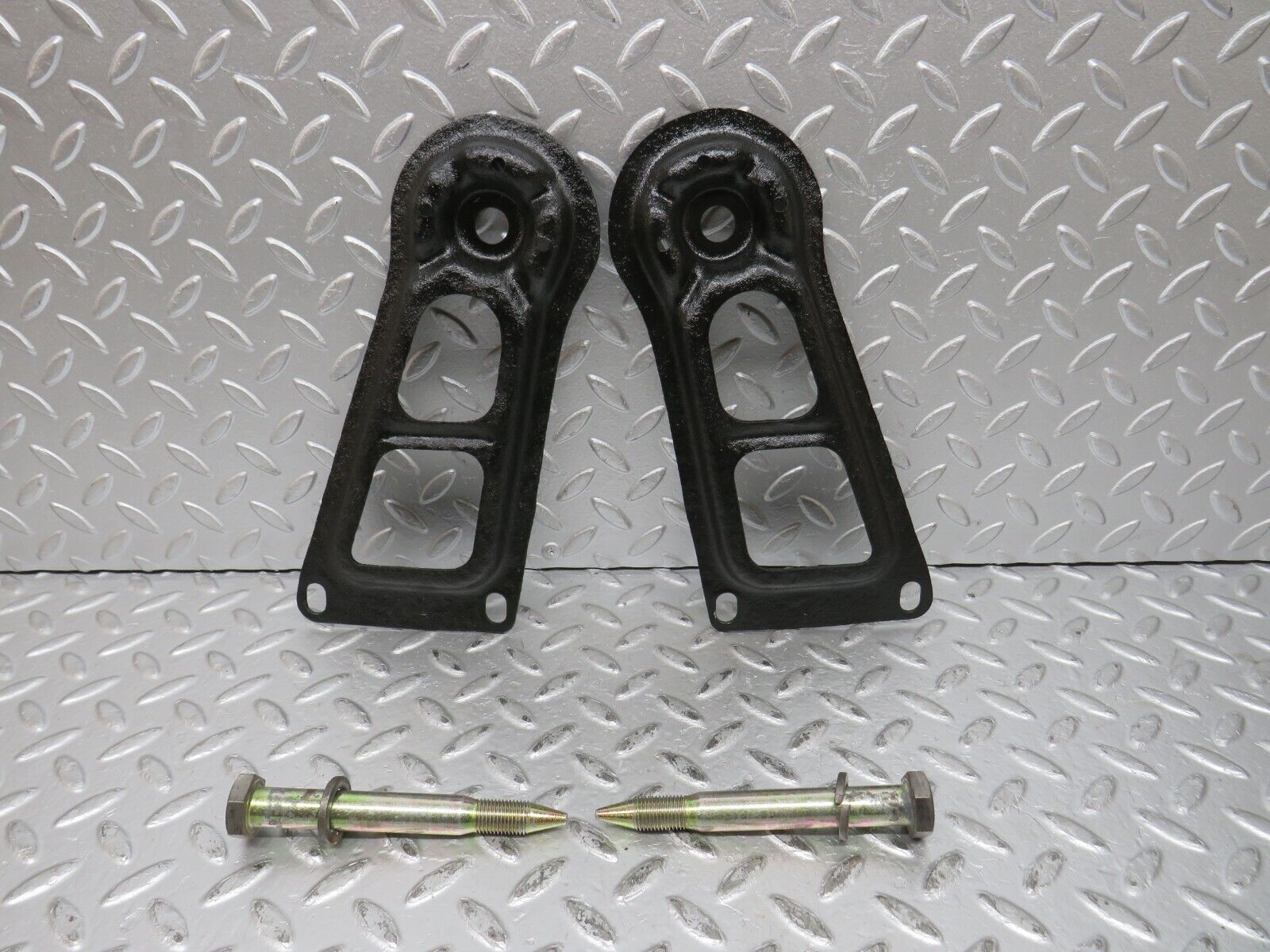 32140 Mercedes-Benz W123 230E Rear Suspension Axle Mounting Bracket