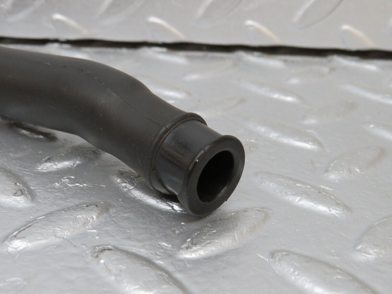 39691 Mercedes-Benz R129 320SL Coupe Crankcase Breather Pipe 1040943582