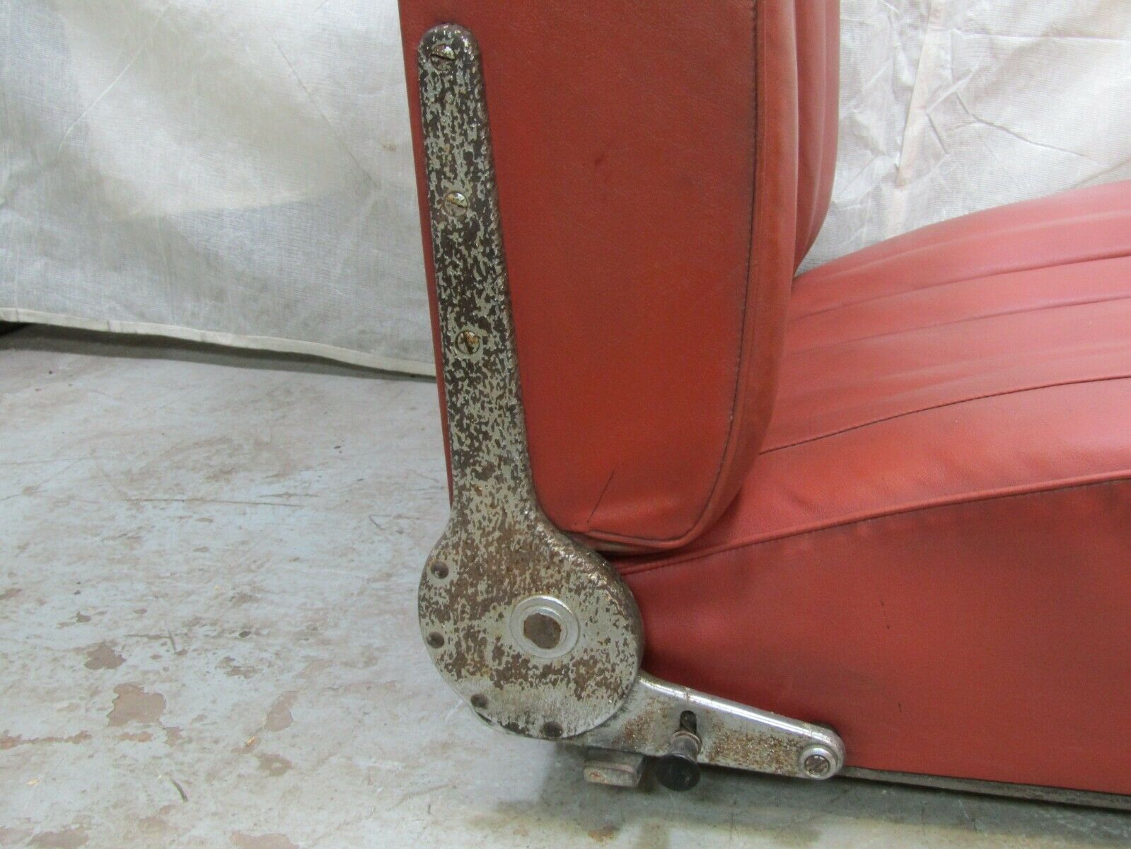 3255 Mercedes-Benz W105 PONTON Front Right Seat Passenger Seat Red Faux Leather