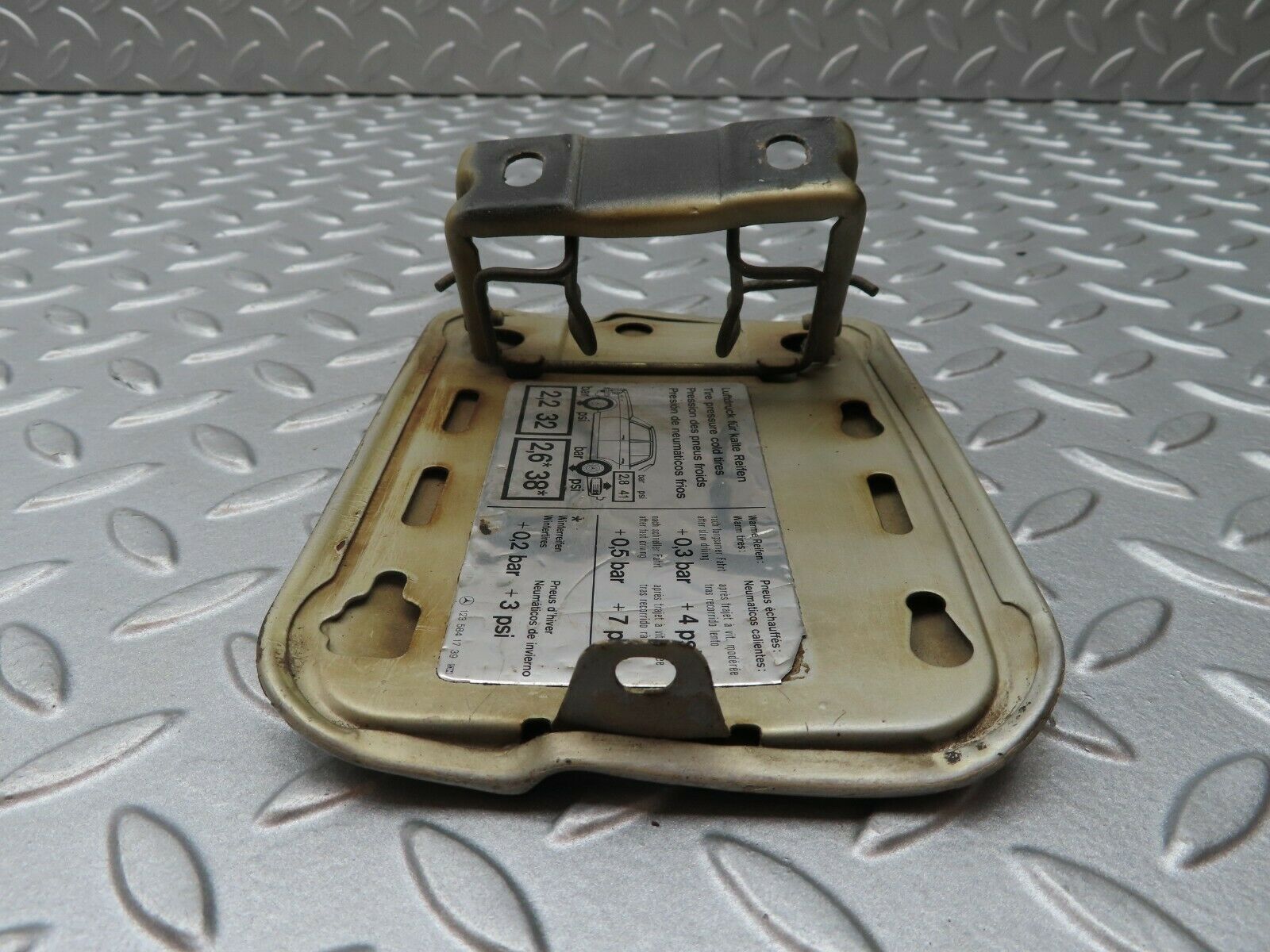 4076 Mercedes-Benz V123 240D LWB Fuel Tank Flap Cap 1235841739