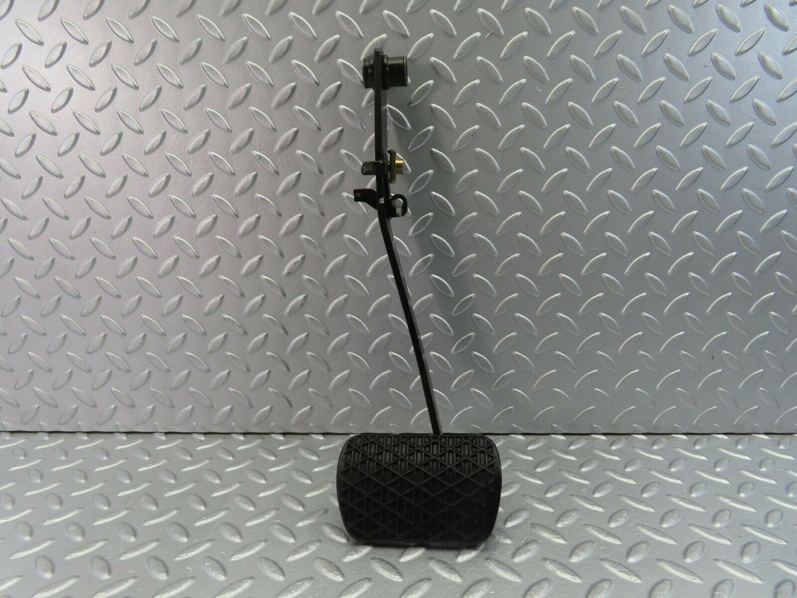 10495 Mercedes-Benz W201 190E Brake Pedal 1232910082
