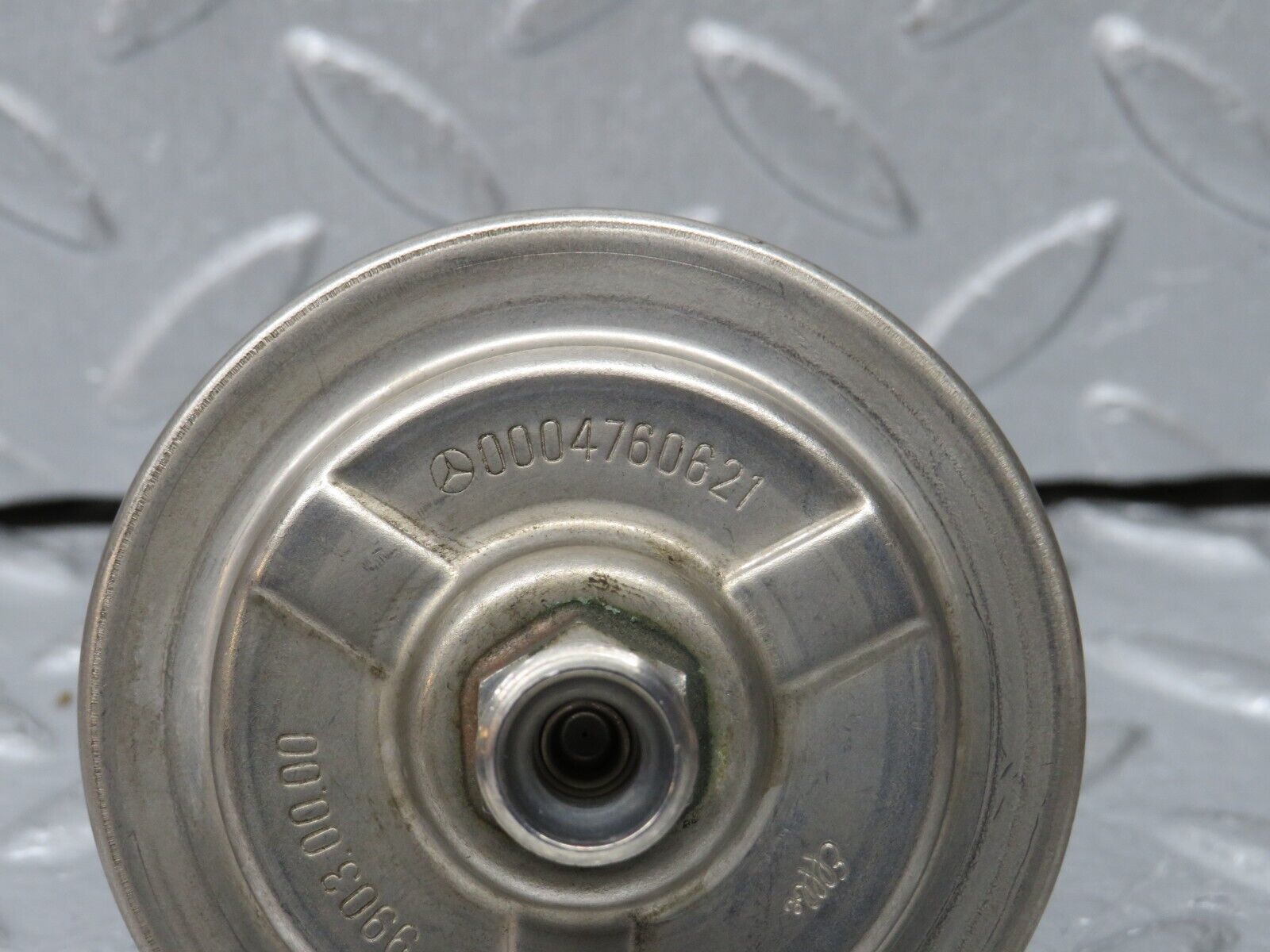 38796 Mercedes-Benz W201 190E 2.6L Fuel Pressure Regulator 0004760621