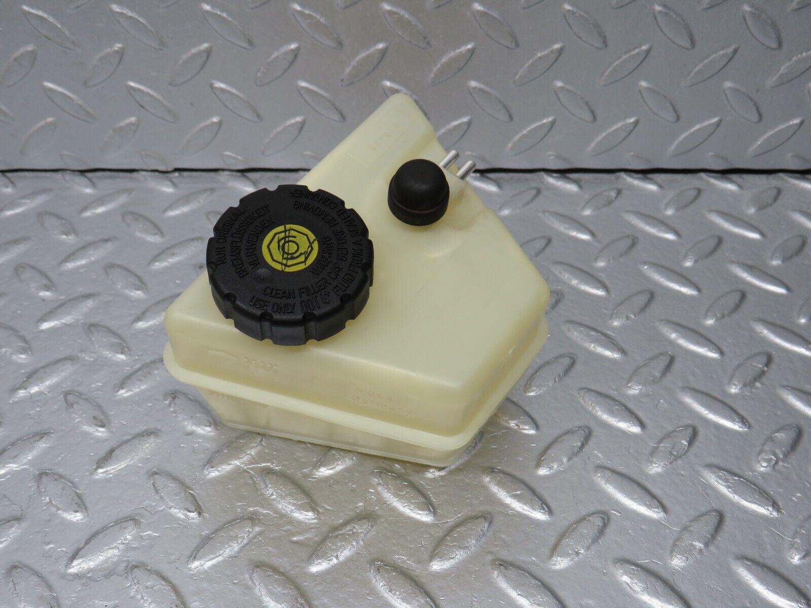 39415 Mercedes-Benz R129 320SL Coupe Brake Fluid Reservoir Tank 2024300002